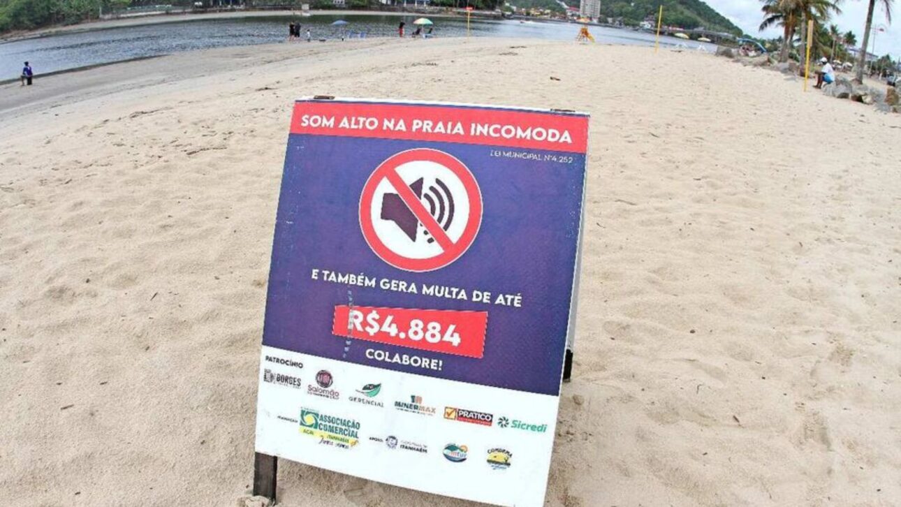 El decreto 303/2025 prohíbe altavoces en las playas de Macaé, con multa de 100 URMs, confiscación después de advertencia y regla válida incluso con volumen bajo.