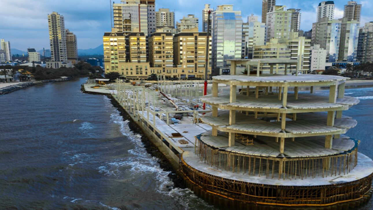 Centro comercial sobre el mar en Itapema reúne Hard Rock Cafe, más de 50 operaciones y vista panorámica, impulsionando turismo y mercado inmobiliario en la costa catarinense.