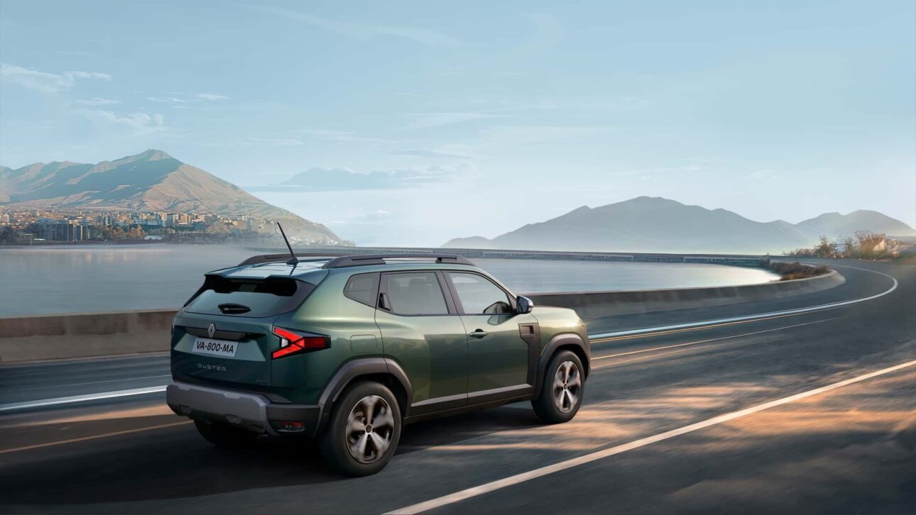 El Nuevo Renault Duster 2026 es capturado en India con barra de LED, ruedas inéditas y 472 litros de maletero. El SUV debuta el día 26 y se basa en el futuro Nissan.