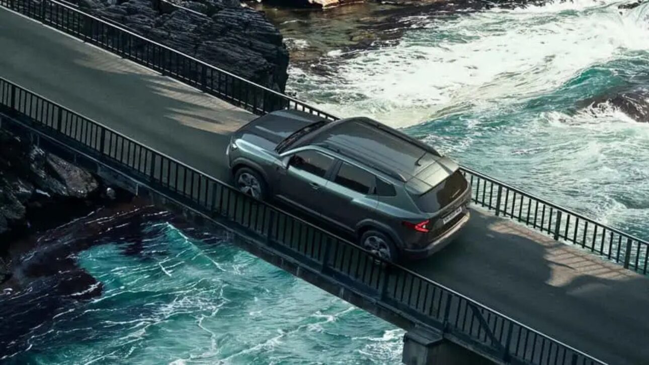 El Nuevo Renault Duster 2026 es capturado en India con barra de LED, ruedas inéditas y 472 litros de maletero. El SUV debuta el día 26 y se basa en el futuro Nissan.