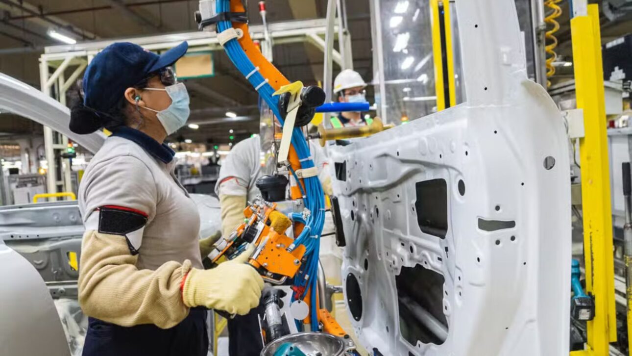 Toyota recibe R$ 500 millones del BNDES para modernizar fábrica en SP con industria 4.0 y avanzar en los híbridos flex, incluyendo el Yaris Cross.