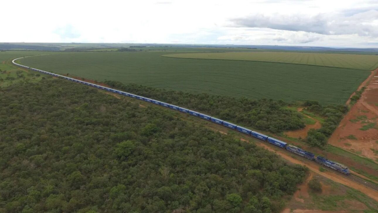 Obra ferroviária em Mato Grosso recebe R$ 2 bilhões do BNDES, avança 1 km por dia e promete reduzir fretes em até 50% no agronegócio.
