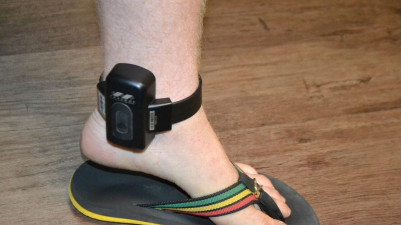 La empresa es condenada a pagar R$ 8 mil tras despedir a un empleado pocas horas después de que informara el uso de tobillera electrónica. La justicia reconoció discriminación.