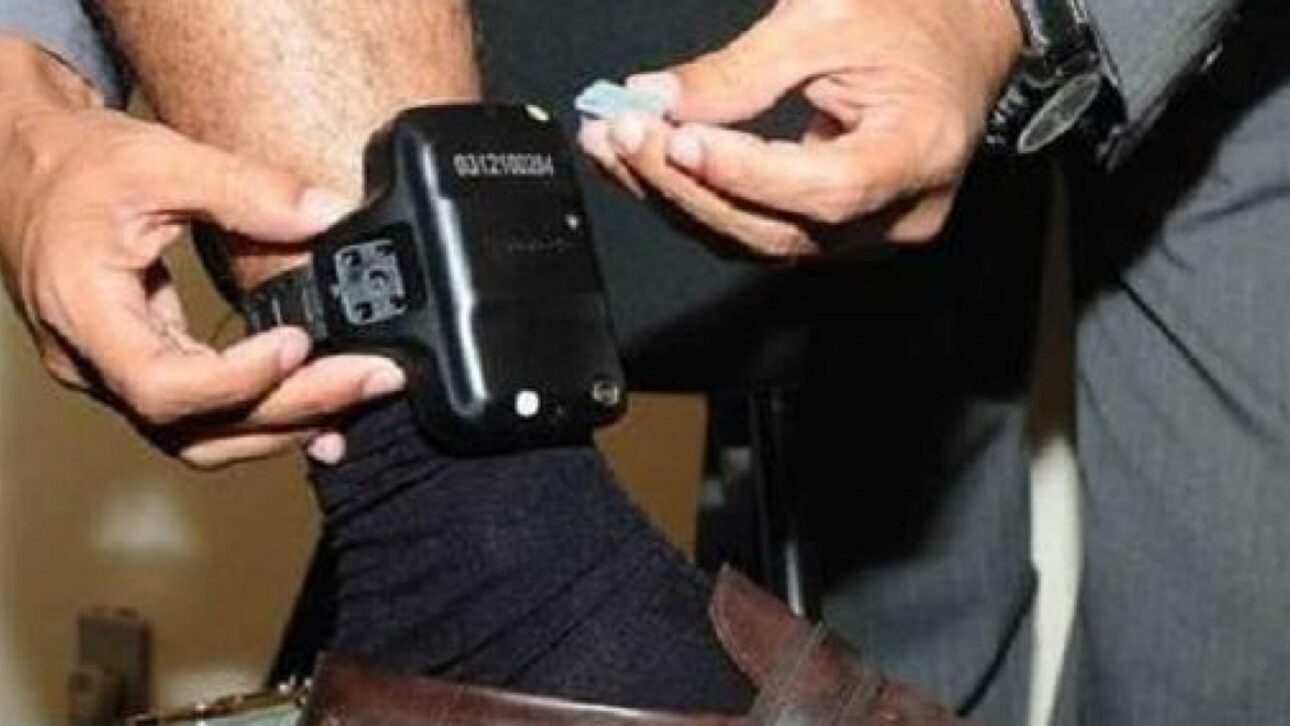 La empresa es condenada a pagar R$ 8 mil tras despedir a un empleado pocas horas después de que informara el uso de tobillera electrónica. La justicia reconoció discriminación.