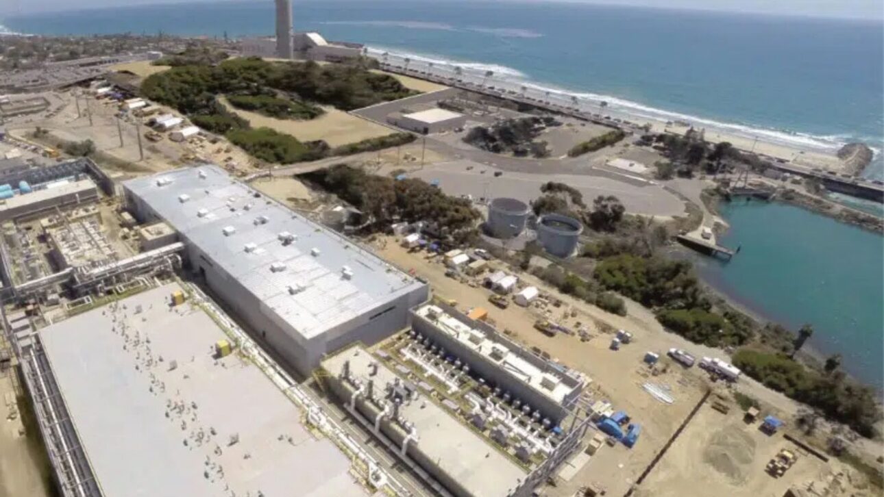 Planta de Desalinización en California Transforma Agua de Mar en Agua Potable para Enfrentar la Sequía Prolongada y Reforzar la Seguridad Hídrica del Estado. (Imagen: Getty Images)