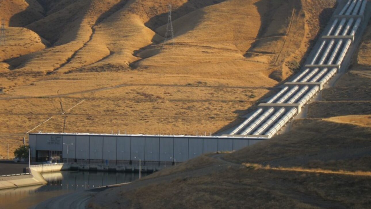 Acueducto de California Transporta Agua por Cientos de Kilómetros, Conectando Reservorios del Norte a Regiones Secas del Sur del Estado. (Imagen: California Department of Water Resources)