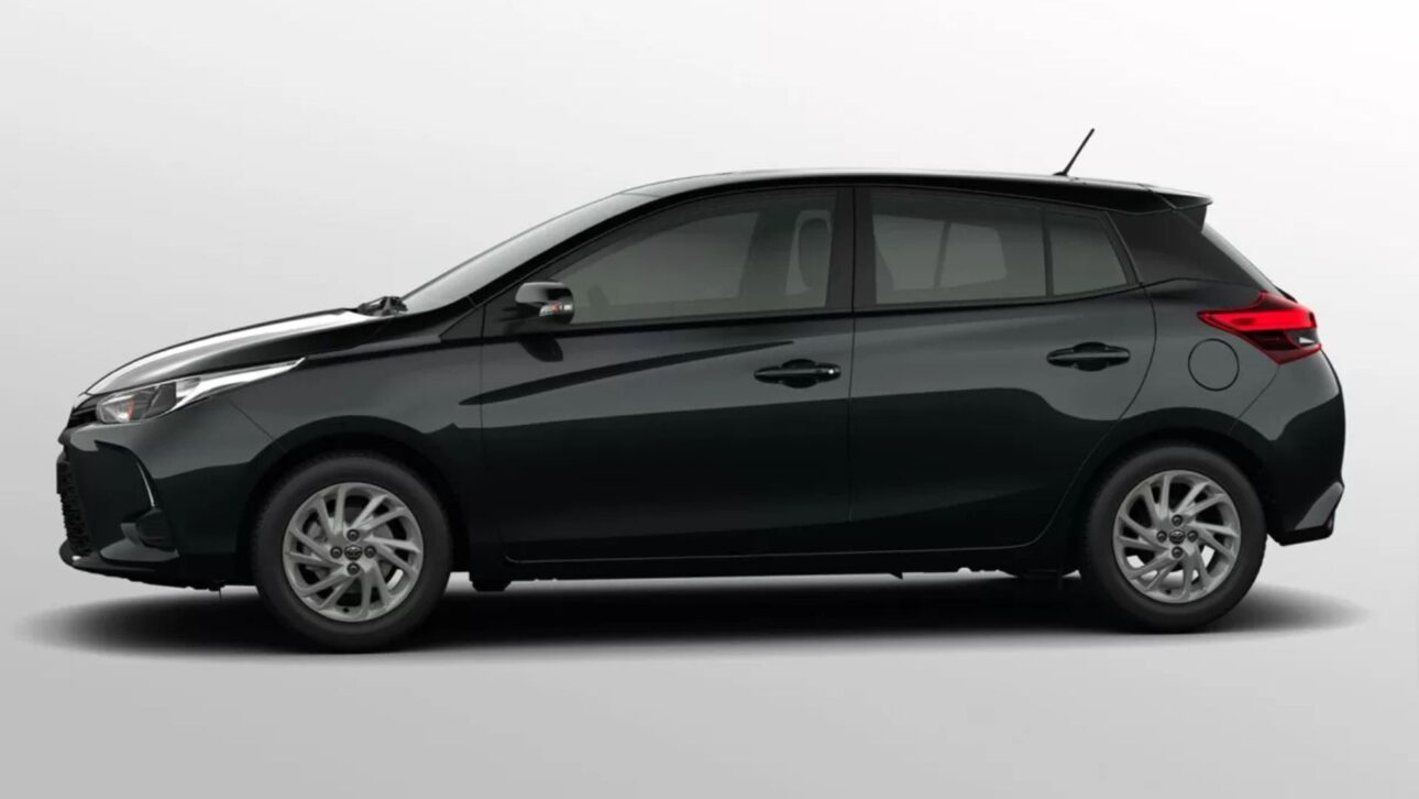 Toyota Yaris fuera de línea sigue en destaque en 2026 con motor 1.5 flex económico, transmisión CVT y costos previsibles en el mercado brasileño.