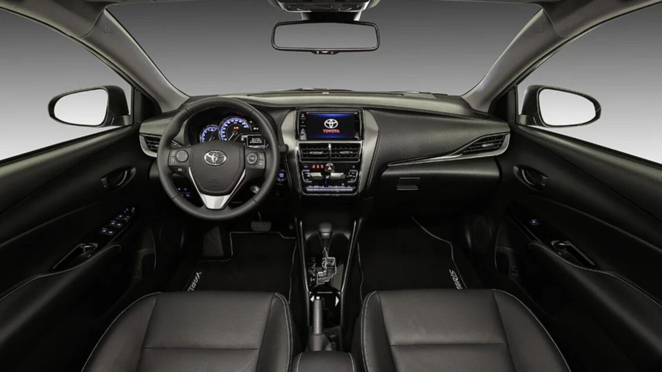 Toyota Yaris fuera de línea sigue en destaque en 2026 con motor 1.5 flex económico, transmisión CVT y costos previsibles en el mercado brasileño.