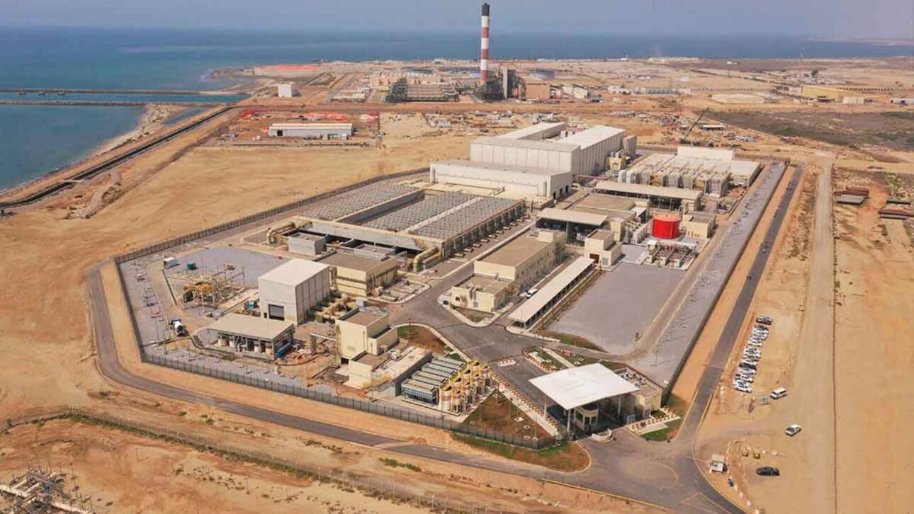 Arabia Saudita construyó red subterránea récord para llevar agua del mar al desierto, combinando desalinización, represas y acueductos a gran escala.