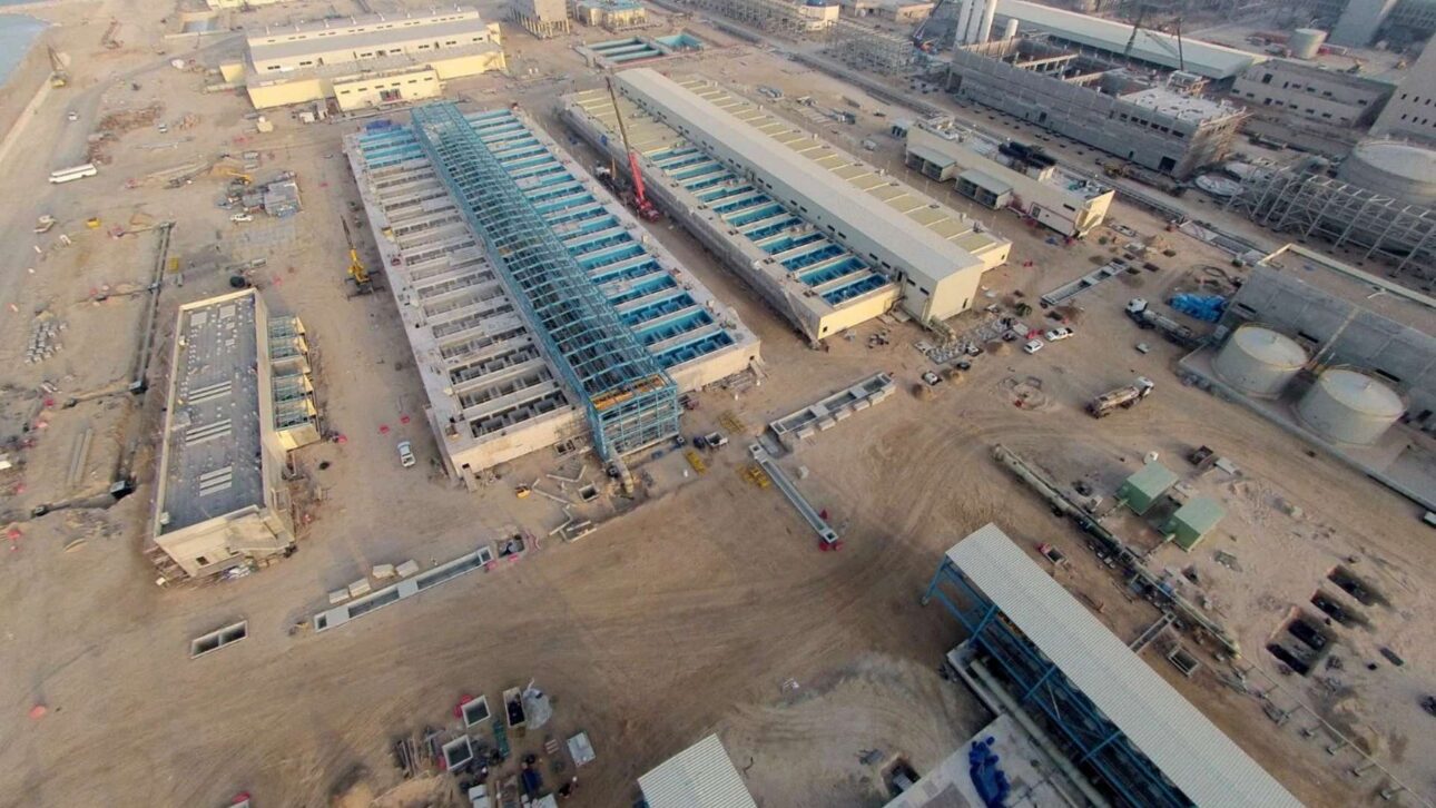 Arabia Saudita construyó red subterránea récord para llevar agua del mar al desierto, combinando desalinización, represas y acueductos a gran escala.