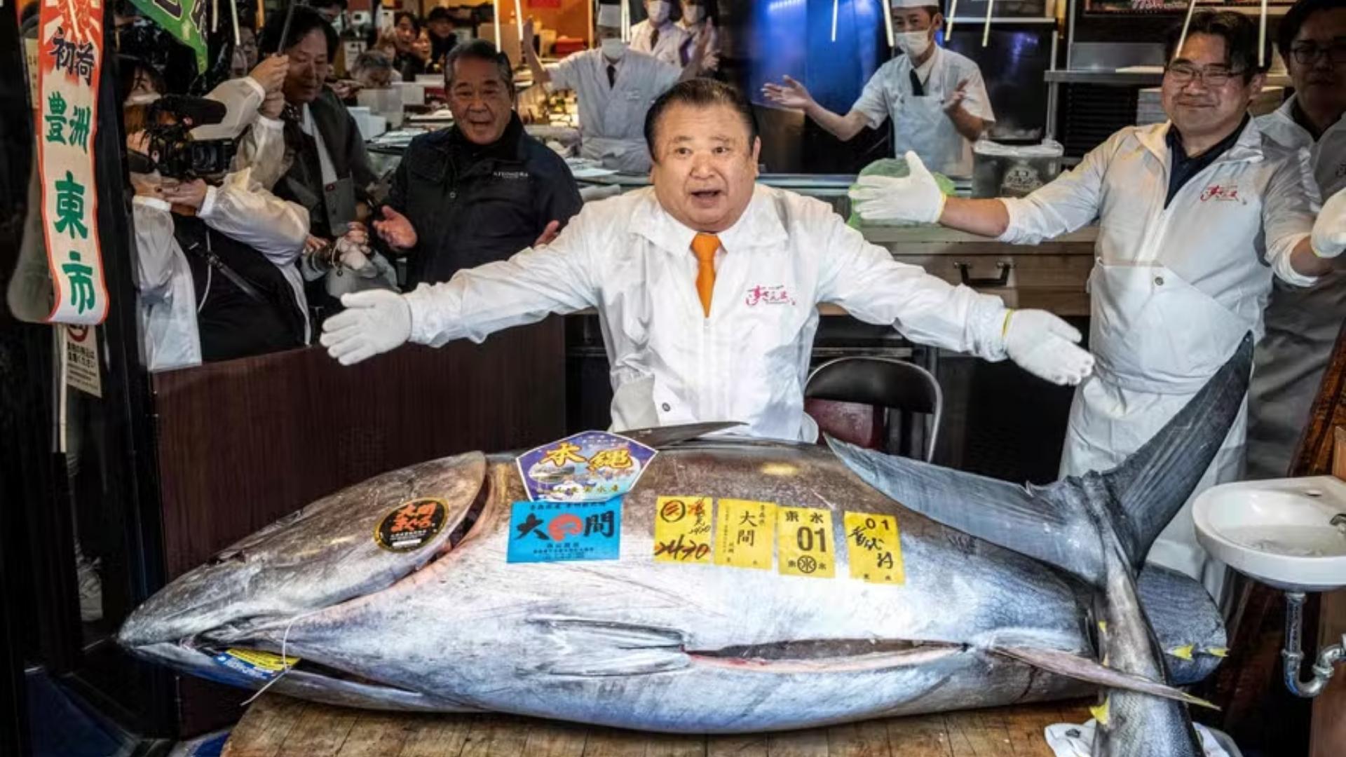 Empresário japonês paga US$ 3,2 milhões por atum-rabilho de 243 kg em leilão de Ano Novo em Tóquio e estabelece novo recorde histórico no mercado de Toyosu.