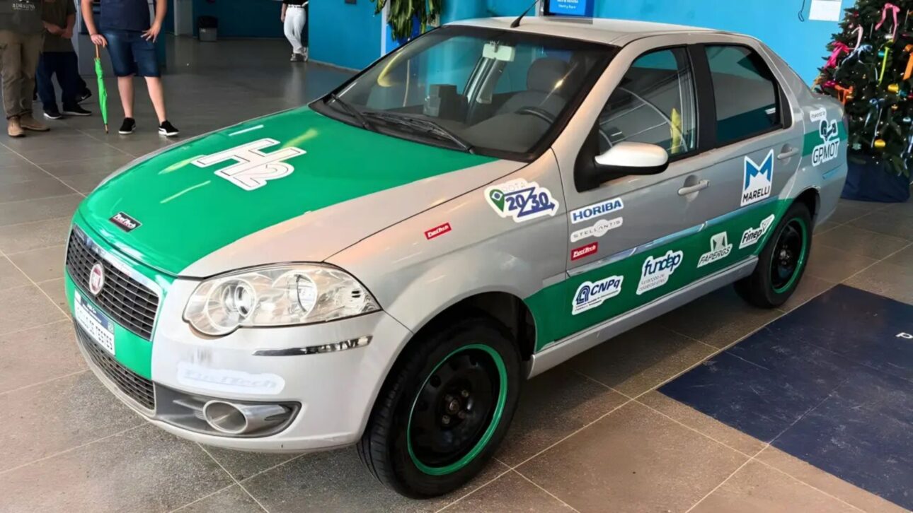 Fiat Siena movido a hidrógeno vira laboratorio no Brasil, mantém motor Fire original, queima H₂ a 150 bar e libera só vapor. no RS.