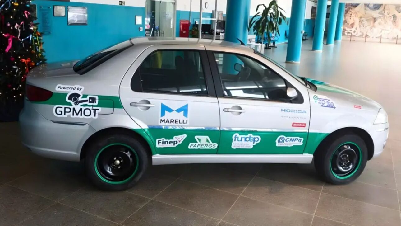 Fiat Siena movido a hidrogênio vira laboratório no Brasil, mantém motor Fire original, queima H₂ a 150 bar e libera só vapor. no RS.