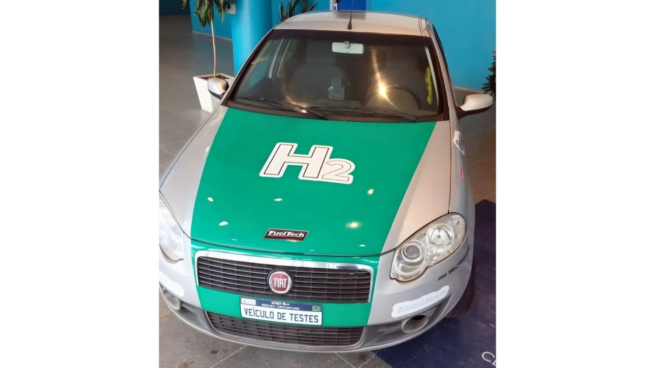 Fiat Siena movido a hidrogênio vira laboratório no Brasil, mantém motor Fire original, queima H₂ a 150 bar e libera só vapor. no RS.