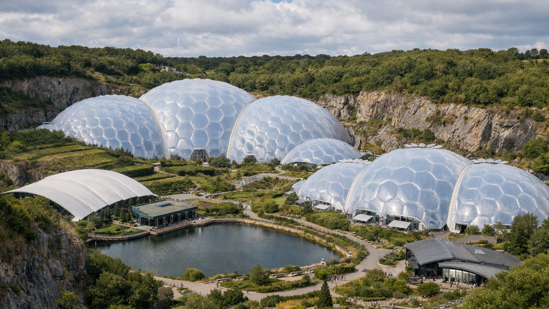 Complexo foi construído dentro de uma cava de argila com 60 metros de profundidade, abaixo do lençol freático, exigindo drenagem e soluções inéditas de engenharia.