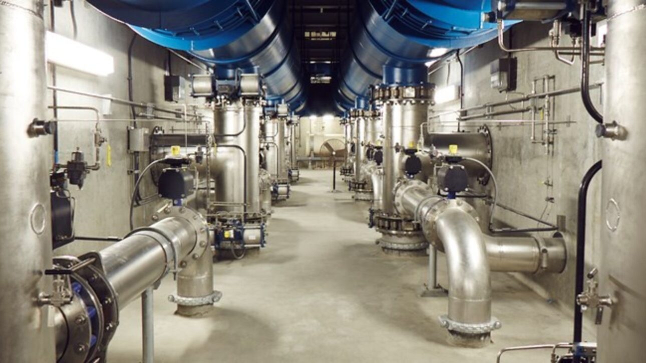 Sistema en California purifica 130 millones de galones de aguas residuales por día, inyecta agua en el subsuelo, protege acuíferos del mar y reduce dependencia de ríos distantes.