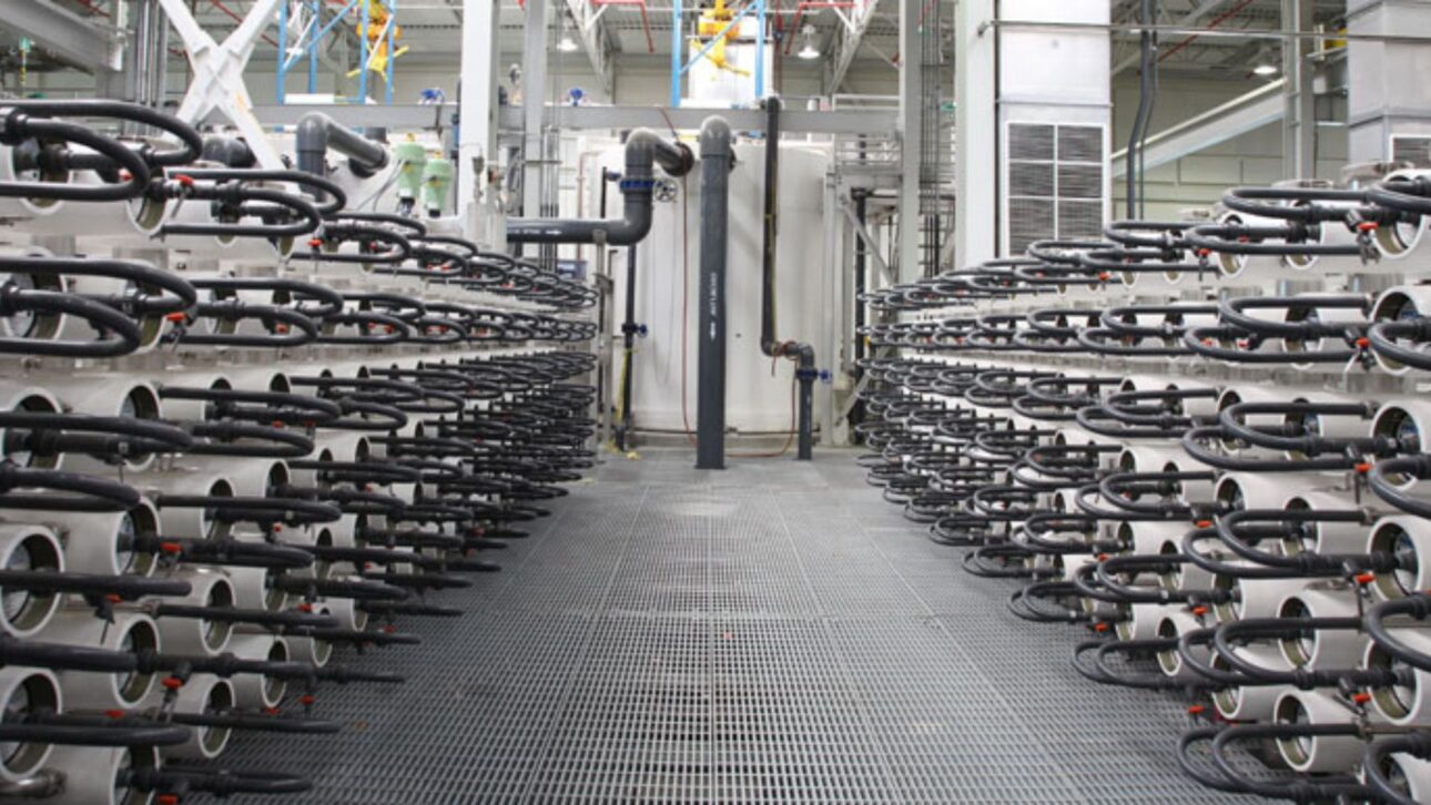 Sistema en California purifica 130 millones de galones de aguas residuales por día, inyecta agua en el subsuelo, protege acuíferos del mar y reduce dependencia de ríos distantes.