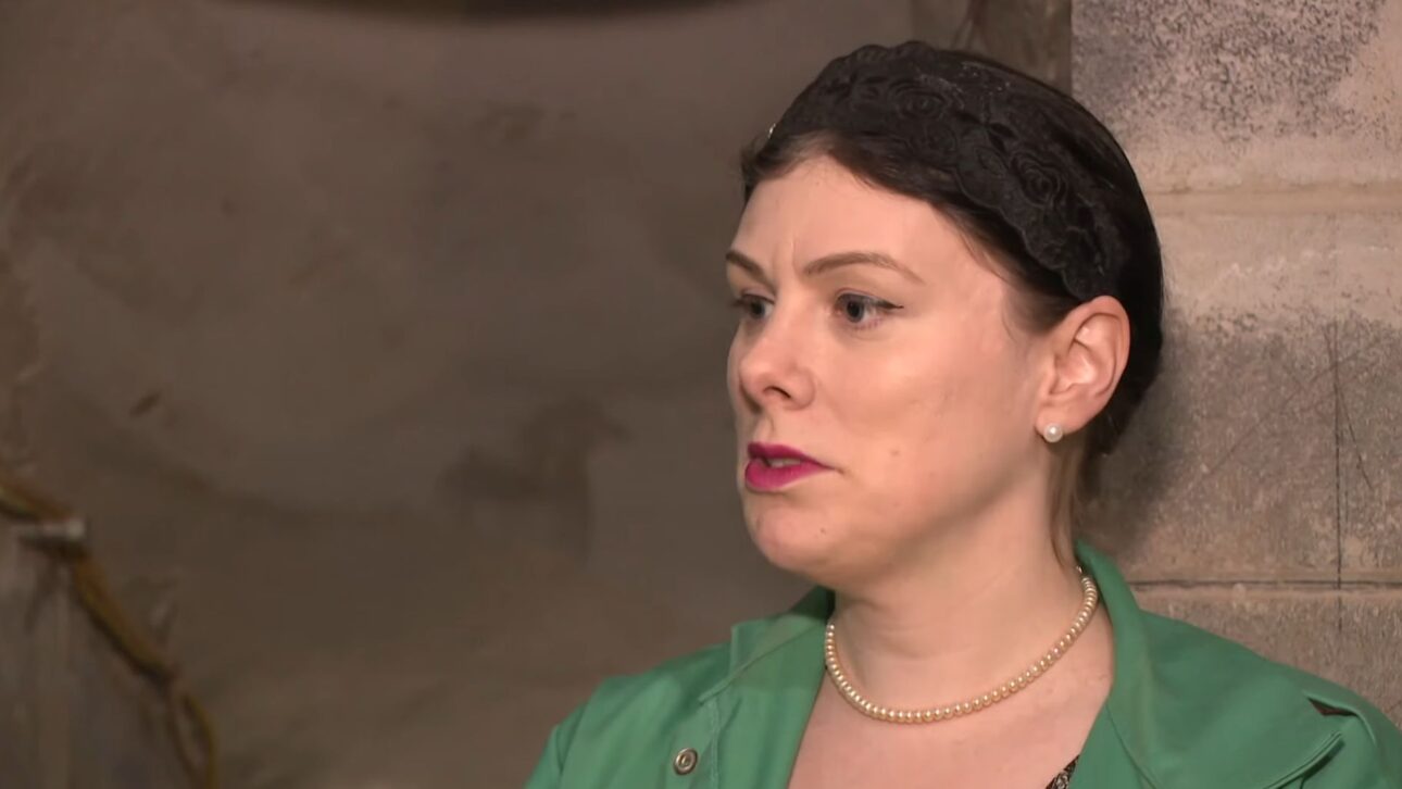 Mujer en EE. UU. excava túnel de 6,7 m bajo su propia casa, se convierte en 'Tunnel Girl', tiene obra embargada y luego liberada tras inspecciones de la municipalidad.