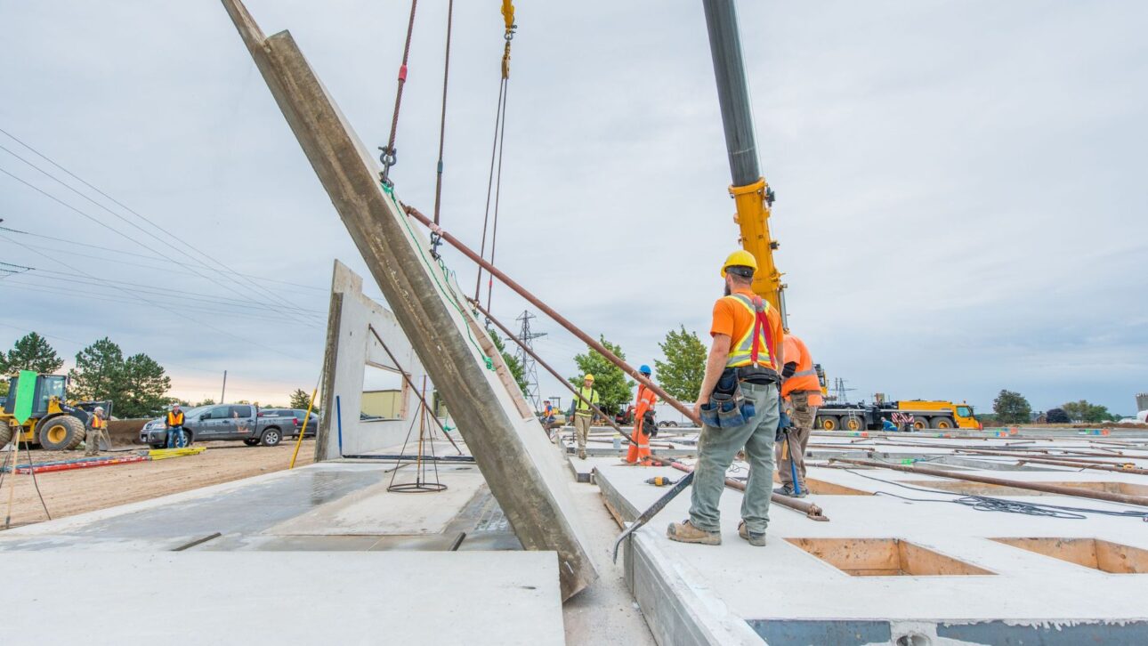 Paredes de concreto moldeadas en el suelo y levantadas por grúa aceleran obras y cambian el taller con el método tilt-up, técnica ya utilizada en proyectos industriales y comerciales.
