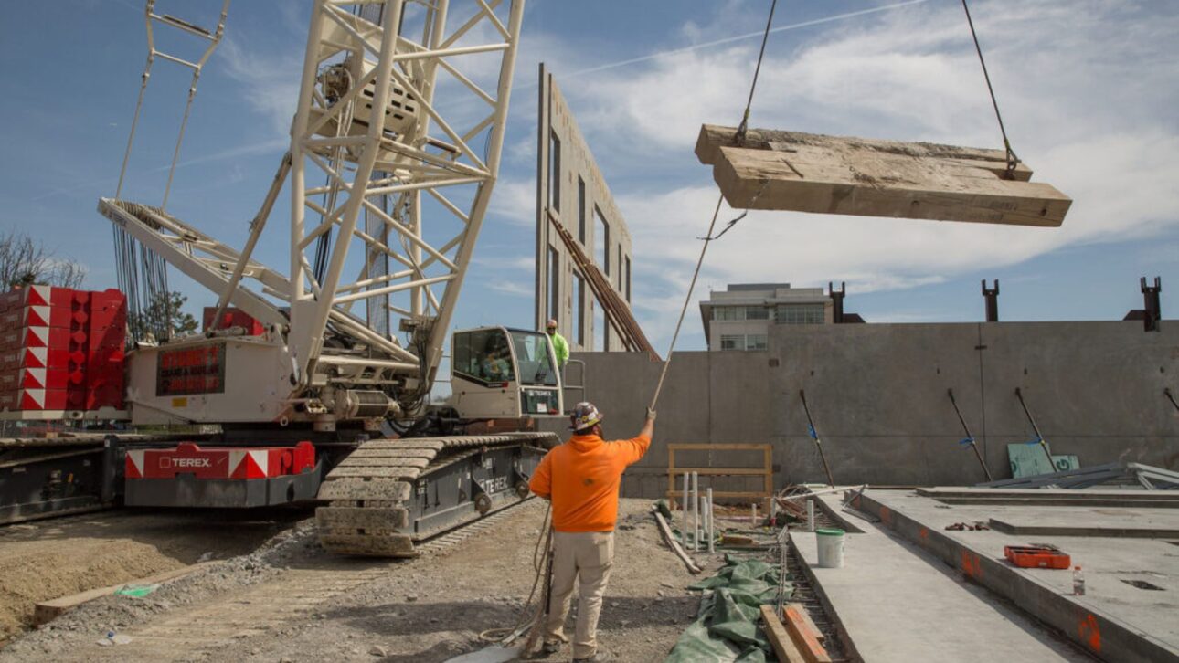 Paredes de concreto moldeadas en el suelo y levantadas por grúa aceleran obras y cambian el taller con el método tilt-up, técnica ya utilizada en proyectos industriales y comerciales.