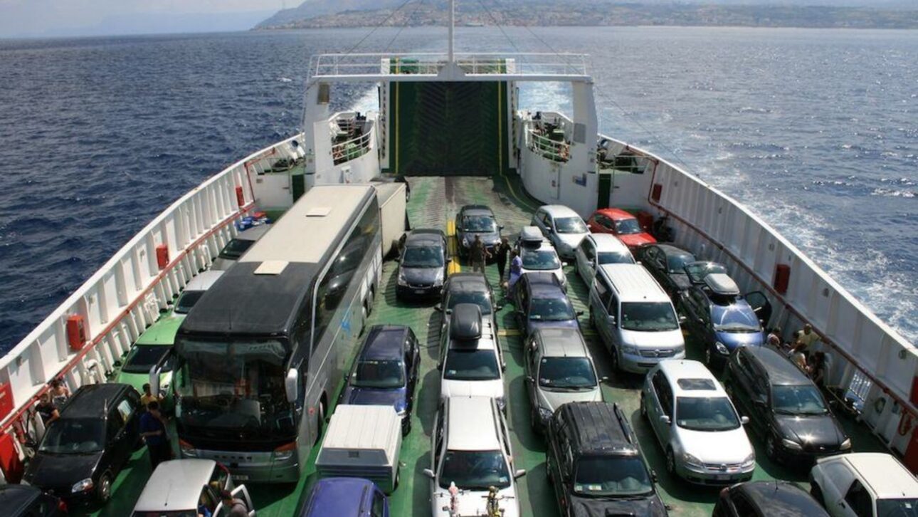 Ferries cruzan el Estrecho de Messina conectando Sicilia al continente italiano ante las discusiones sobre el puente del Estrecho. (Imagen: Shutterstock)
