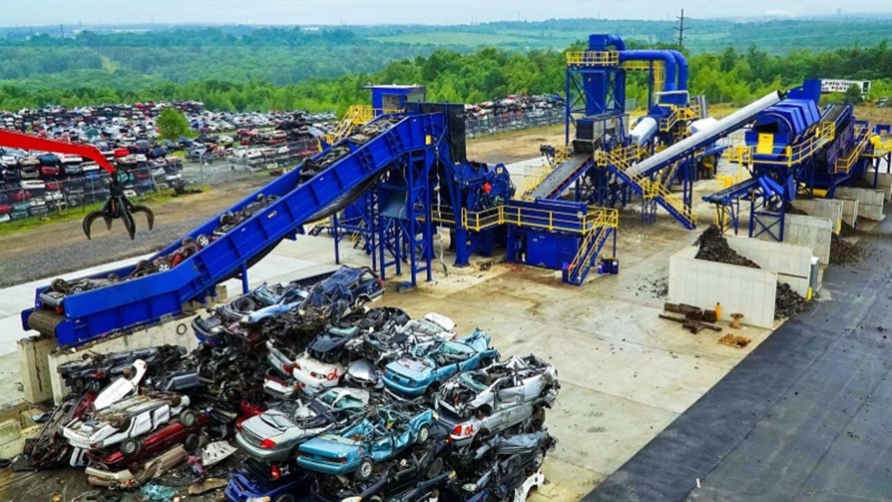 El reciclaje automotivo transforma carros viejos en acero reciclado, reduce hasta 74% de energía y abastece la construcción y la industria.