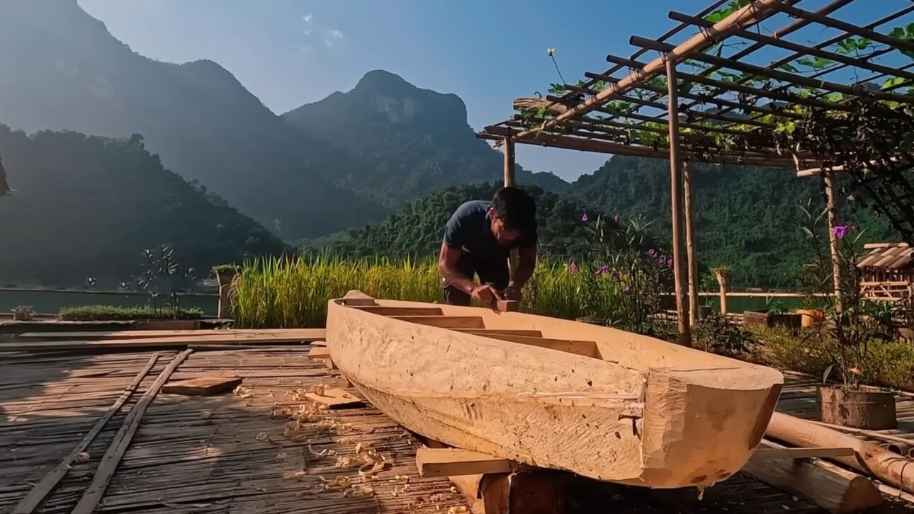Hombre abandona la civilización y construye una villa flotante autosuficiente con bambú, arrozal, gallinas y peces en un lago aislado de la selva.