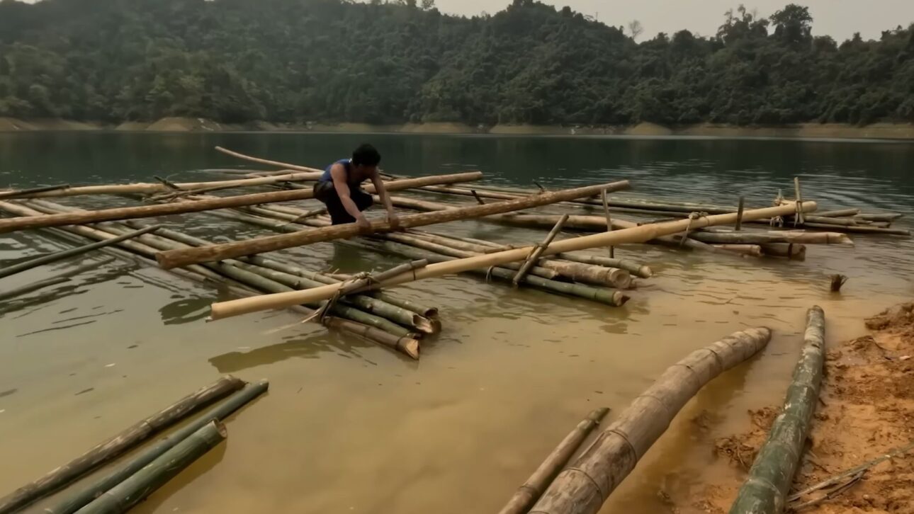 Hombre abandona la civilización y construye una villa flotante autosuficiente con bambú, arrozal, gallinas y peces en un lago aislado de la selva.