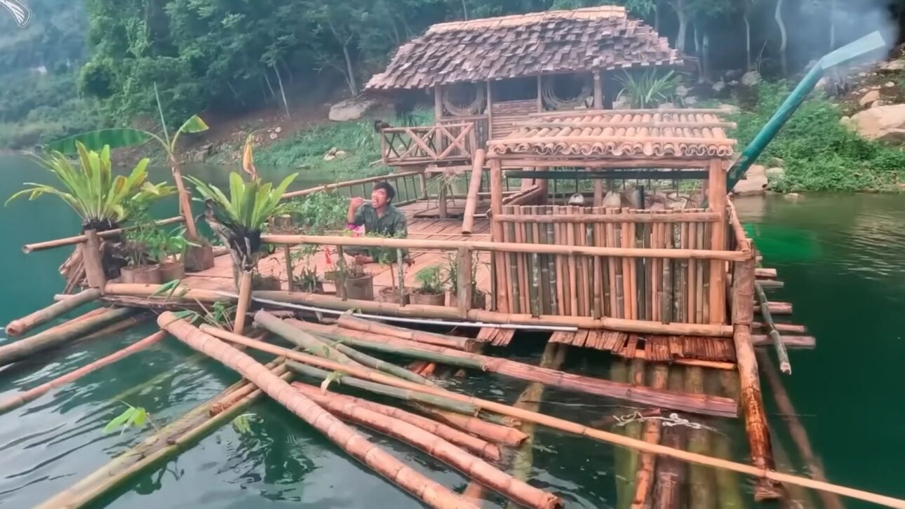 Hombre abandona la civilización y construye una villa flotante autosuficiente con bambú, arrozal, gallinas y peces en un lago aislado de la selva.
