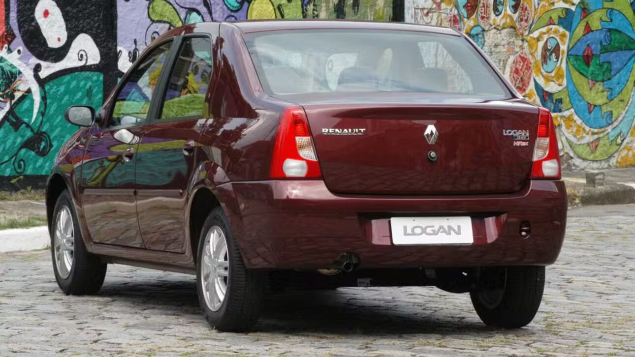 Carros usados até R$ 25 mil em 2026 com ar-condicionado, bom desempenho e espaço: sedã com 510 litros e hatch de até 105 cv.