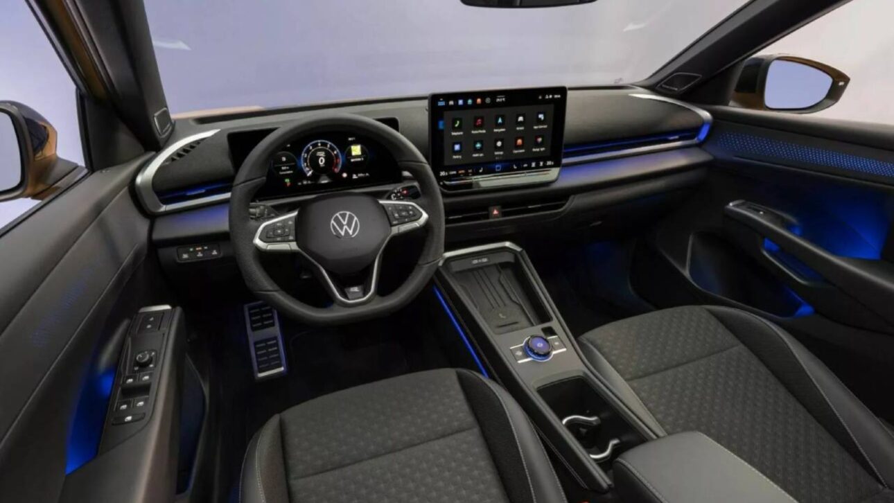 Volkswagen T-Roc 2026 estrena con motor 1.5 eTSI híbrido suave, más espacio interno, central de 12,9”, faros Matrix y estacionamiento remoto.