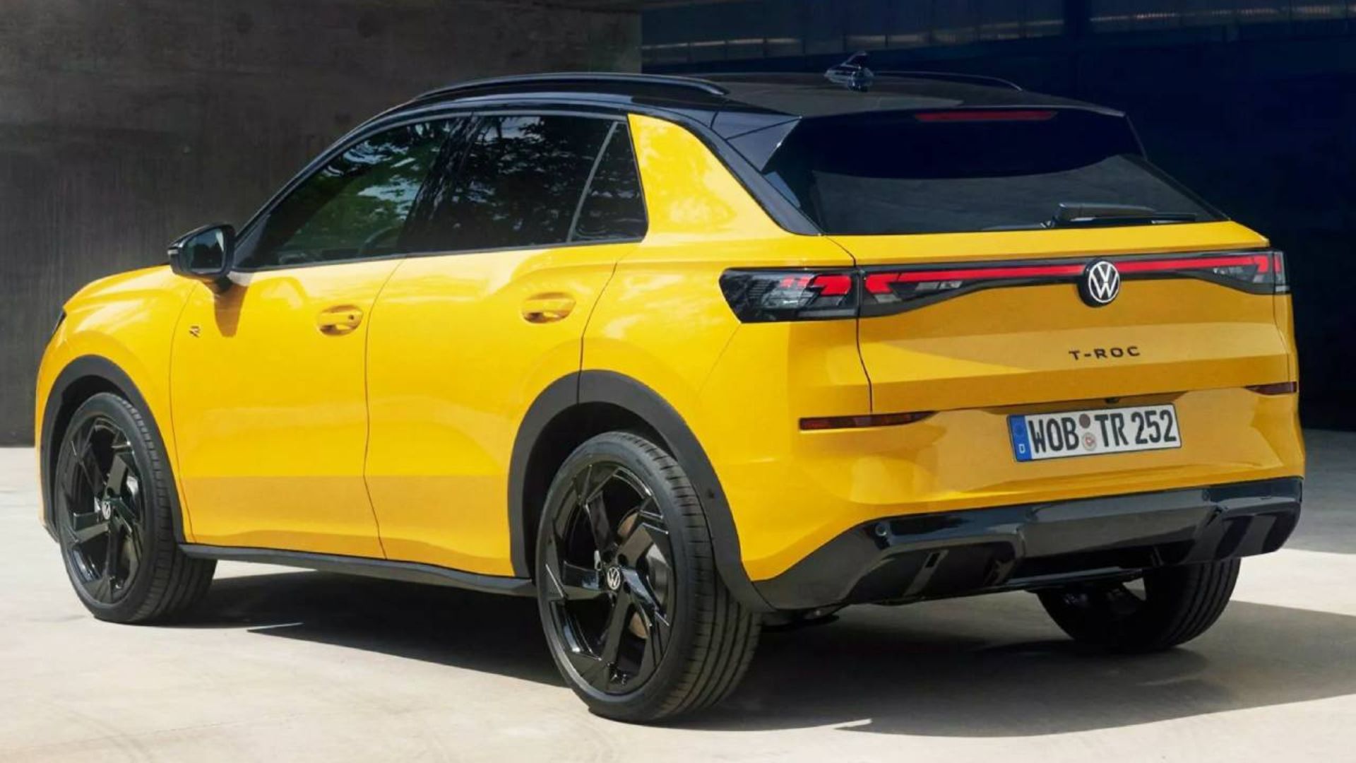 Volkswagen T-Roc 2026 estreia com motor 1.5 eTSI híbrido leve, mais espaço interno, central de 12,9”, faróis Matrix e estacionamento remoto.