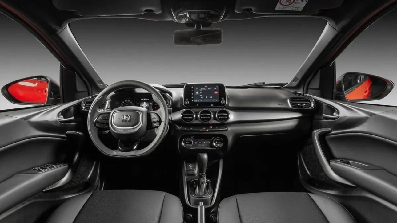 Fiat Argo 1.0 2026 mantiene consumo eficiente y mecánica simple, pero precio cerca de R$ 92 mil reaviva debate sobre costo-benefício y coche popular.