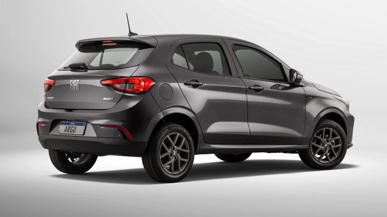 Fiat Argo 1.0 2026 mantiene consumo eficiente y mecánica simple, pero precio cerca de R$ 92 mil reaviva debate sobre costo-benefício y coche popular.