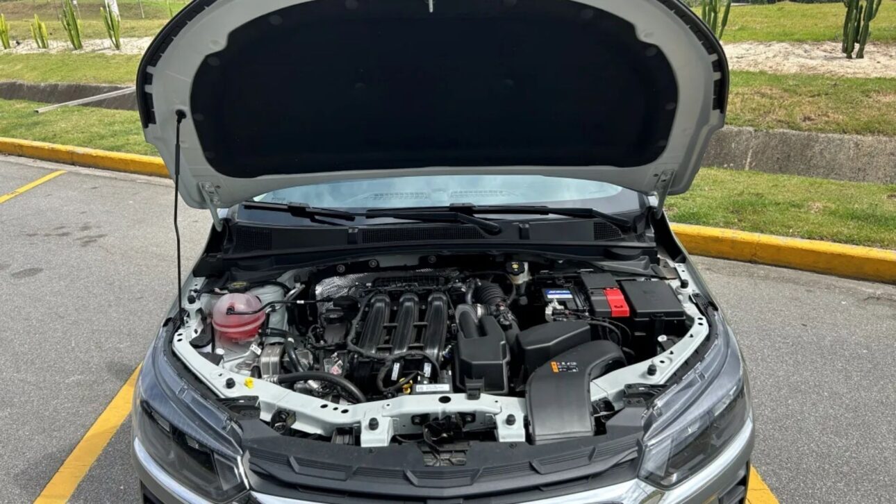 Chevrolet Onix 1.0 se destaca por el consumo de hasta 17,4 km/l y bajo costo de mantenimiento, decisivo para quienes buscan su primer coche económico.