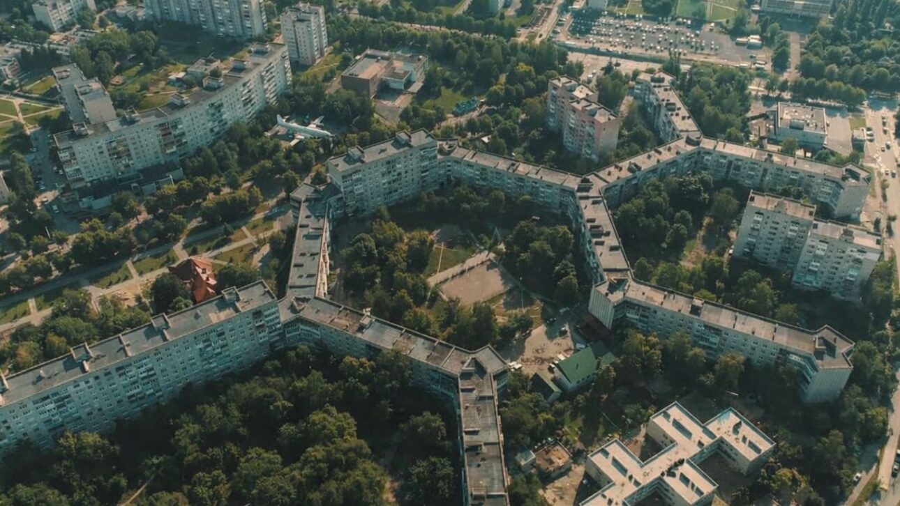 Con casi 2,8 km de extensión, edificio residencial en Lutsk reúne 10 mil habitantes y arquitectura soviética única que se convirtió en símbolo urbano.