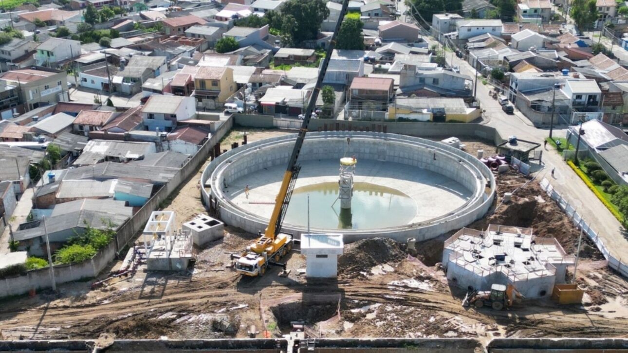 Ampliación de la ETE Atuba Sul en Curitiba recibe más de R$ 300 millones, amplía capacidad de tratamiento y adopta biogás y automatización para atender a más de 1 millón.