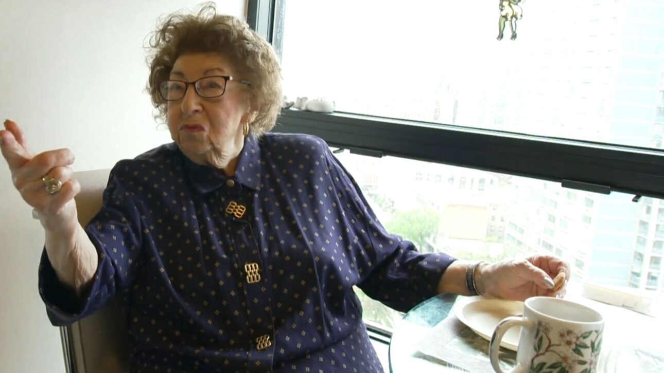 Entrevista casual transforma idosa de 102 anos em fenômeno viral nos EUA e leva milhões a refletirem sobre atitude, gratidão e envelhecimento com autonomia.