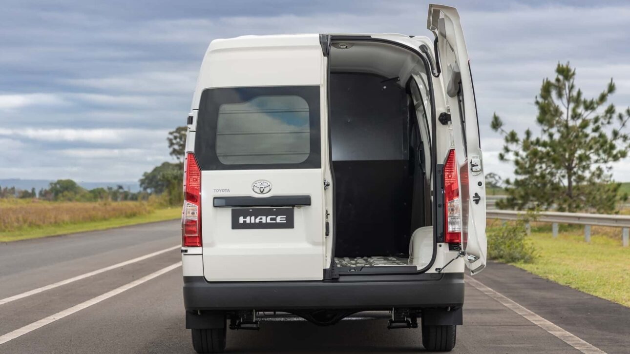 Toyota lanza Hiace Furgón en Brasil con motor de Hilux, transmisión automática, 1.055 kg de carga y garantía de hasta 10 años por R$ 304.990.