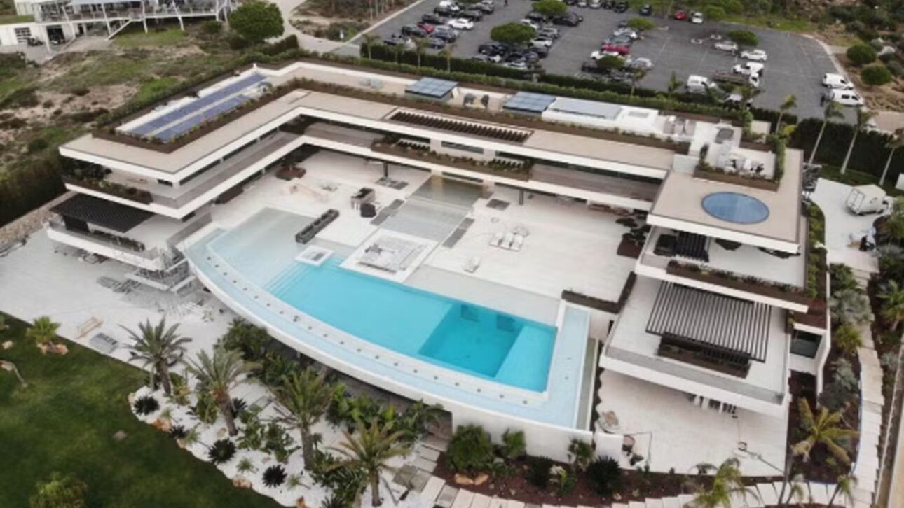 Mansión de Cristiano Ronaldo en Cascais valorada en R$ 215 millones tiene ocho habitaciones, garaje para supercoches y lujo exclusivo total.