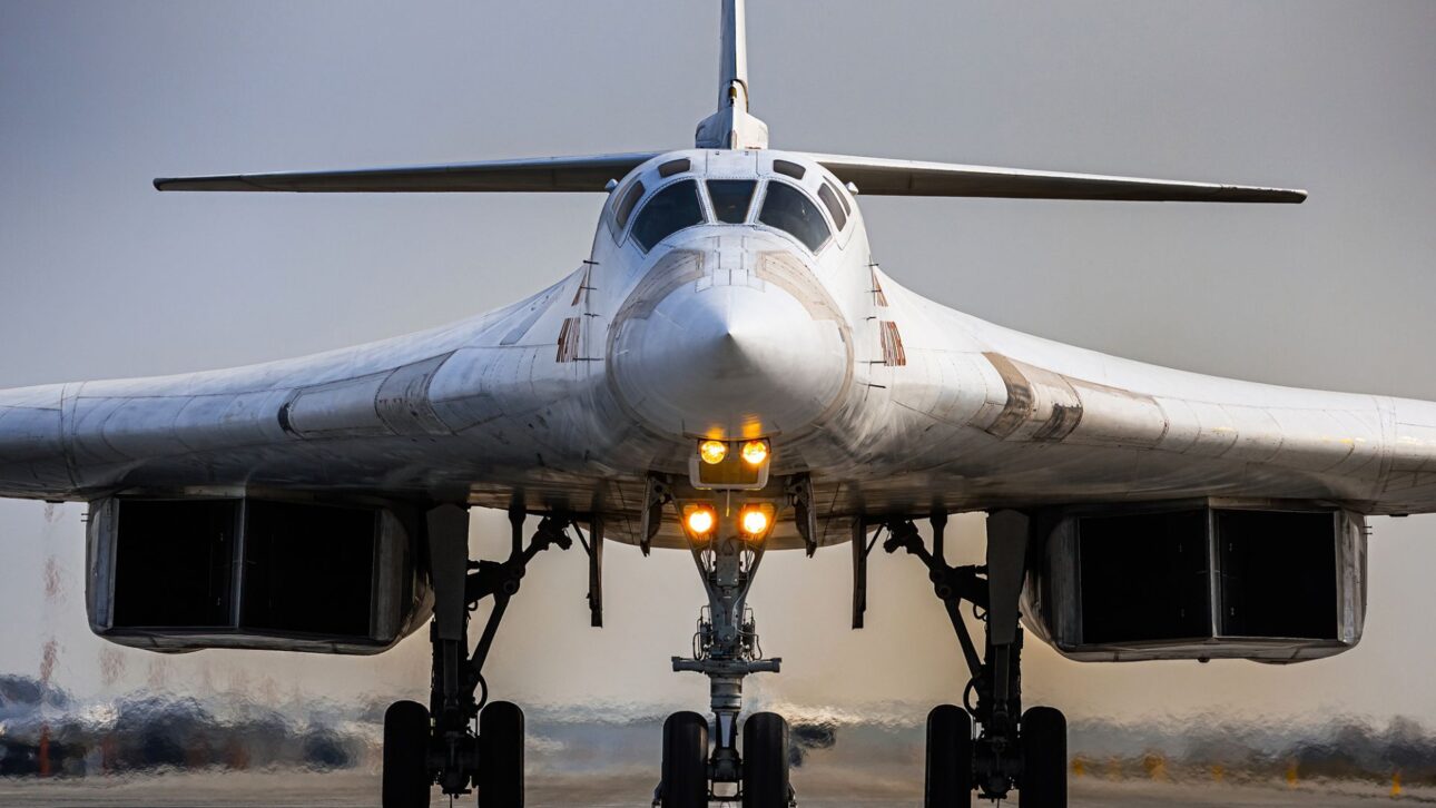 Rusia realiza primer vuelo del Tu-160M, el mayor bombardero supersónico del mundo, reconstruido desde cero con sistemas modernizados y una estratégica reanudación industrial.