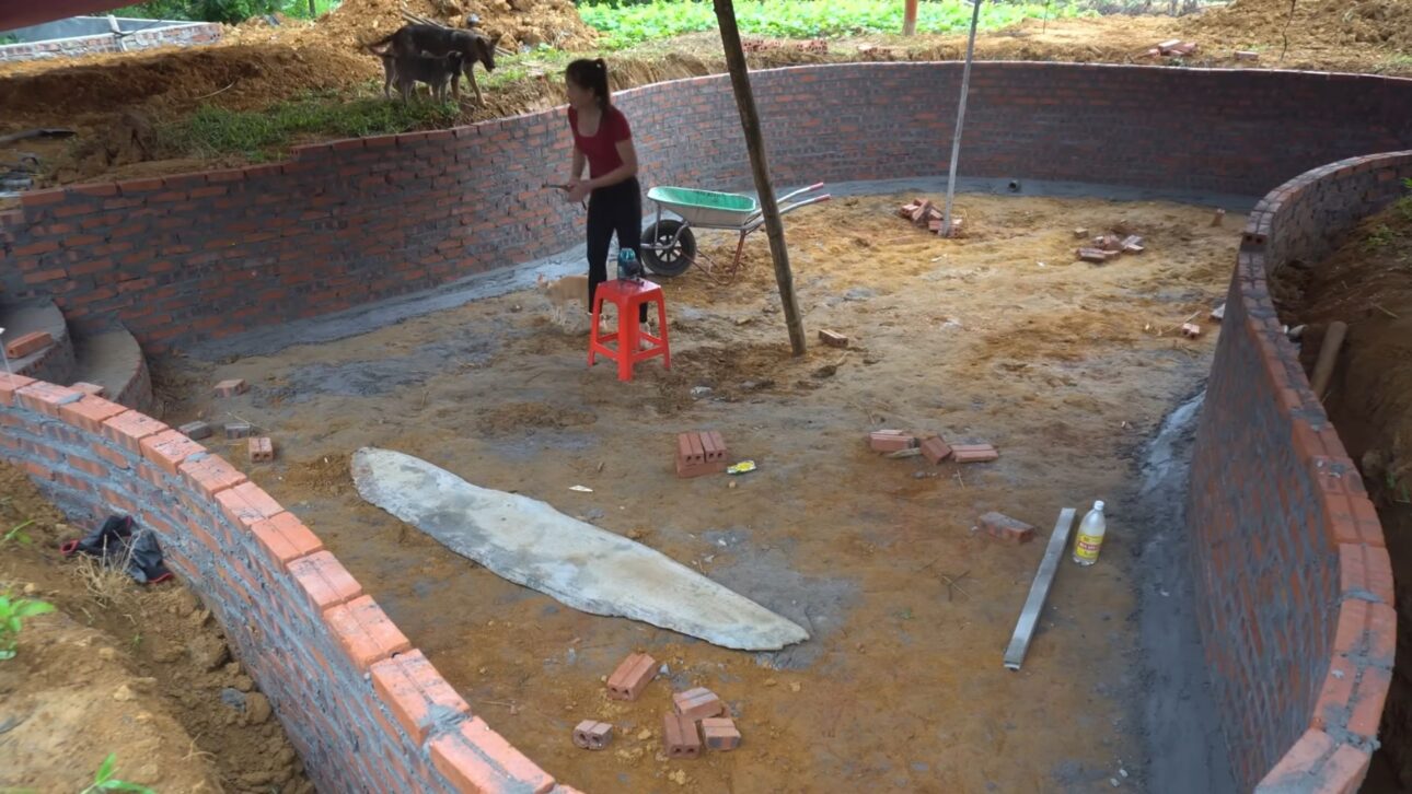 Joven construye piscina de albañilería con cemento y ladrillos; video viral escalera y sellado sin máquinas.
