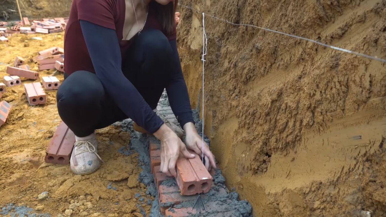 Joven construye piscina de albañilería con cemento y ladrillos; video viral escalera y sellado sin máquinas.