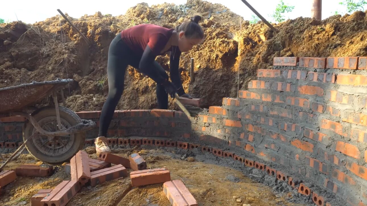 Joven construye piscina de albañilería con cemento y ladrillos; video viral escalera y sellado sin máquinas.