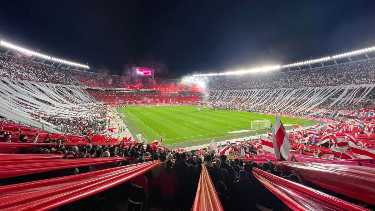 Reforma del Estadio Monumental transformó arena del River Plate en el mayor de América del Sur, con gradas pegadas al campo y clima de calderón.