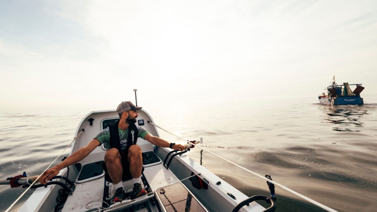 Remador enfrenta 4.800 km solo en el Atlántico, rema hasta 16 horas al día y duerme en bloques cortos en una de las pruebas más duras del mundo.