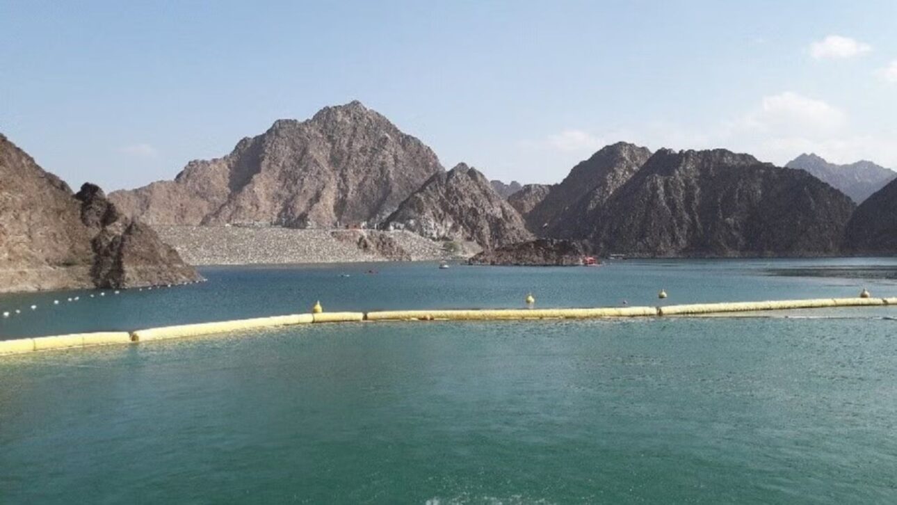 Hidroeléctrica reversible en Hatta transforma agua en batería, integra energía solar y refuerza la seguridad eléctrica de Dubái en ambiente desértico.