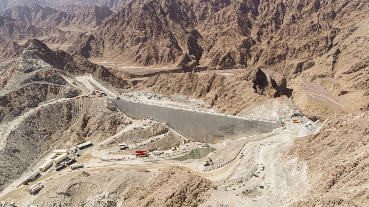 Hidroeléctrica reversible en Hatta transforma agua en batería, integra energía solar y refuerza la seguridad eléctrica de Dubái en ambiente desértico.