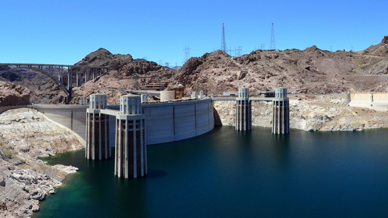 Hidroeléctrica reversible en Hatta transforma agua en batería, integra energía solar y refuerza la seguridad eléctrica de Dubái en ambiente desértico.