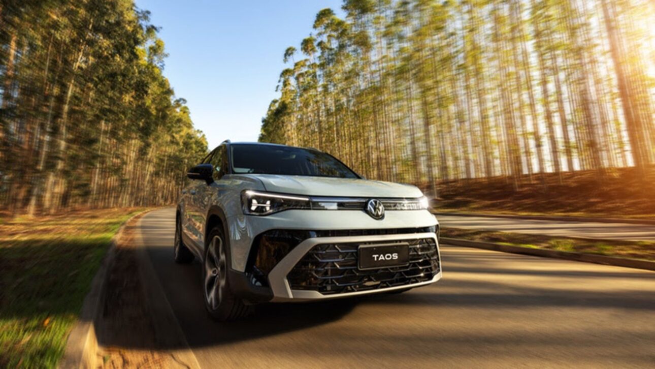 Volkswagen Taos 2026 llega a Brasil con precios más bajos, nuevo câmbio automático, renovado, ACC y central multimídia de 10,1 polegadas.